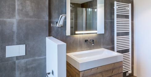 Vloertegels op wand plaatsen