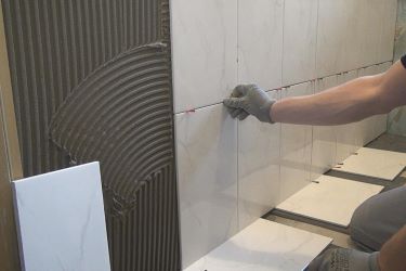 Vloertegels op wand ondersteunen
