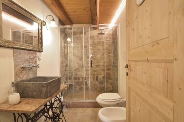 Landelijk sanitair hout en steen