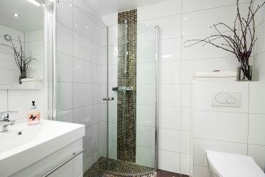 Kleine badkamer vergroten met witte tegels
