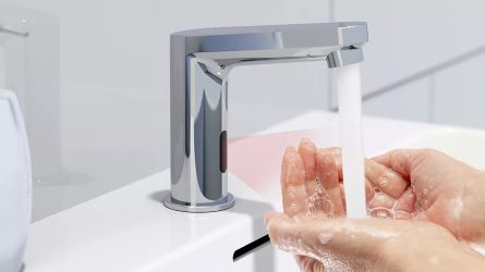 Contactloze wastafel kraan