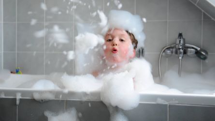 Kindvriendelijke badkamer badschuim gevecht