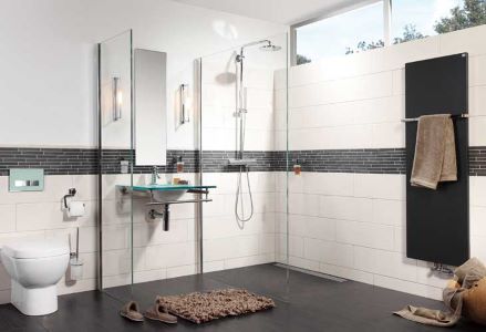 Tegelstrook doorbreekt een groot oppervlak in douche