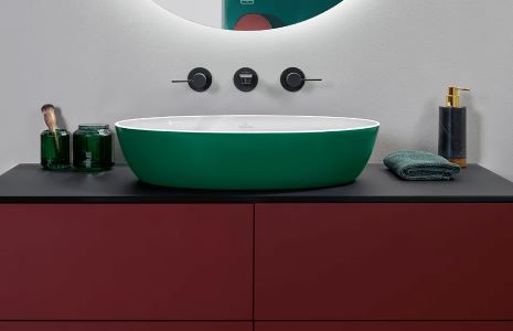 Gekleurd sanitair bourgondisch rood met groene wastafel