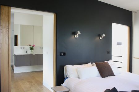 En suite badkamer met slaapkamer