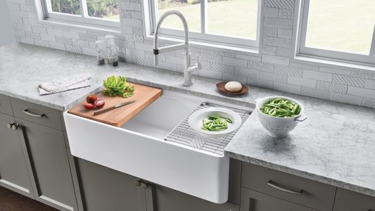Moderne gootsteen in de keuken