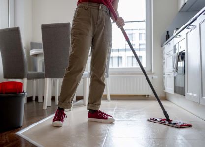 Duurzame commerciële tegels onderhoud