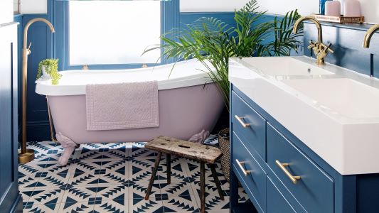 Kleine badkamer ruimtelijker met tegels