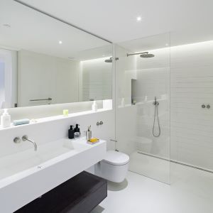 Badkamer zonder ramen met plafondspots