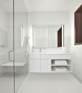 Witte kleur badkamer zonder natuurlijke lichtinval