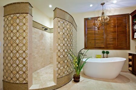 Moderne inloopdouche met vintage tegels