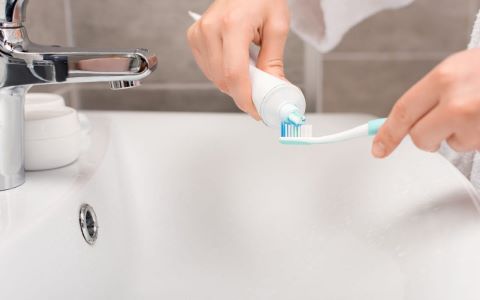 Waterbesparen tijdens het tandenpoetsen