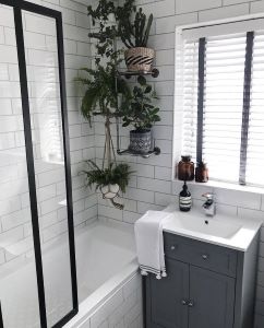 Grijze badkamer met groene kamerplanten