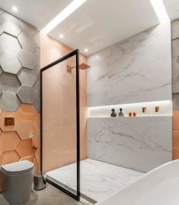 Grijze badkamer met oranje als contrastkleur