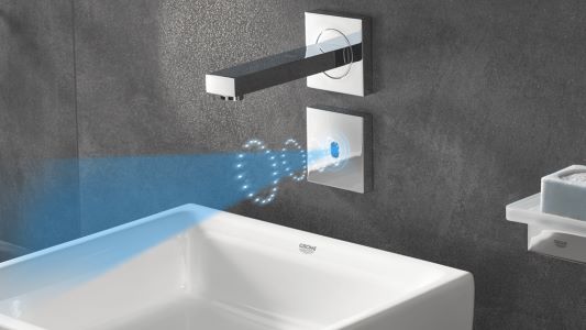 Sensorkranen in een hightech badkamer