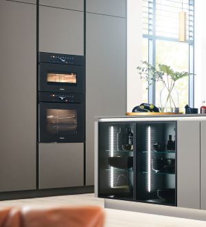 Keuken met apparatuur op hoogte