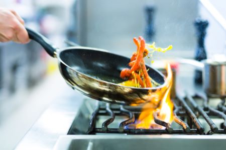 Bij inductie koken zijn er geen vlammen onder de pannen zichtbaar