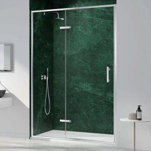 Donker wandpaneel met chromen armaturen