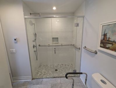 Brede douchedeur badkamer