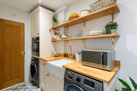 Bijkeuken met keukenapparatuur