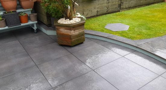 Regen beinvloed buitentegels