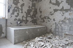 slopen badkamer, verouderde badkamer, afbraak badkamer, verwijderen tegels