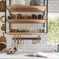 Houten keukenrekken zijn handig voor elke keuken