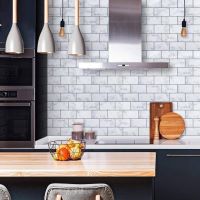 Vlekbestendige achterwandtegels in de keuken