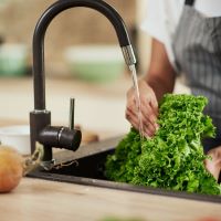 Water besparen in de badkamer en keuken
