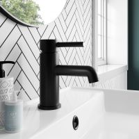 Tips bij het schoonmaken van zwarte kranen in de badkamer